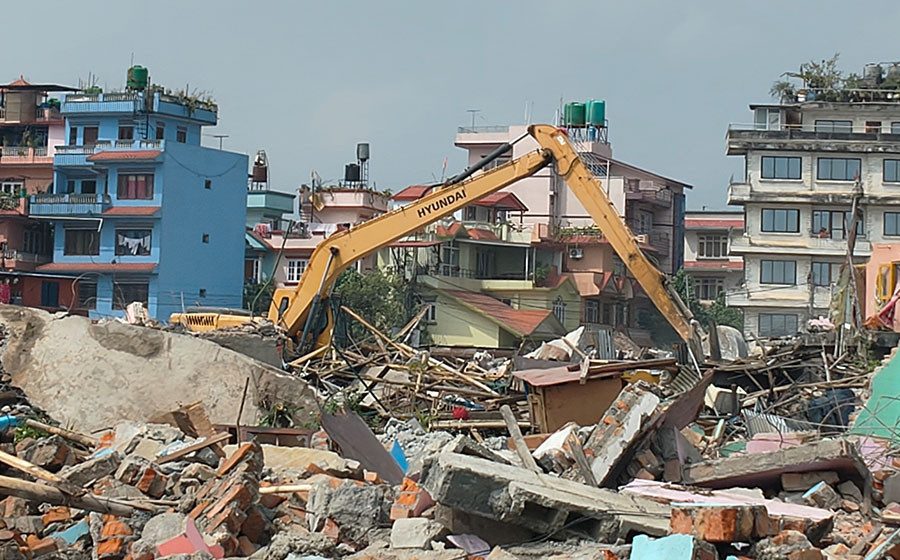 गैरीगाउँ क्षेत्रमा अतिक्रमण गरी निर्माण गरिएका सबै ठूला घर भत्काइयो
