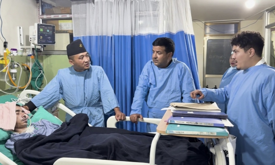 जेनजी आन्दोलनका घाइतेलाई भेट्न केएमसी पुगे गृहमन्त्री सुधन गुरुङ, डा. सुनिल शर्मालाई धन्यवाद