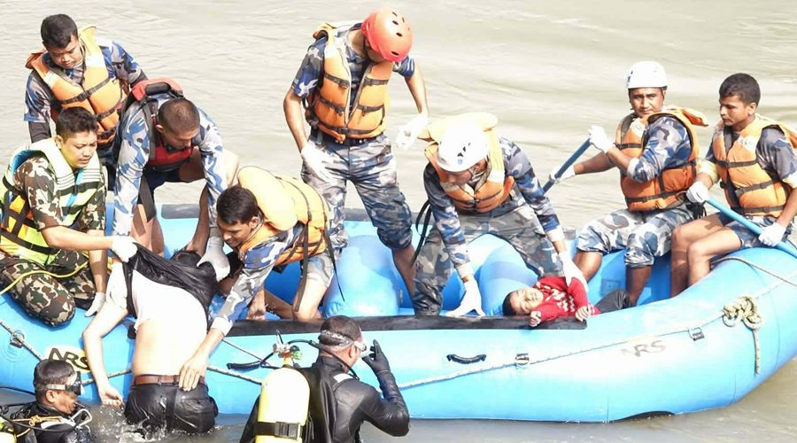 विपद्का बेला मानवीय उद्धारको नेतृत्व गर्दै सशस्त्र प्रहरी