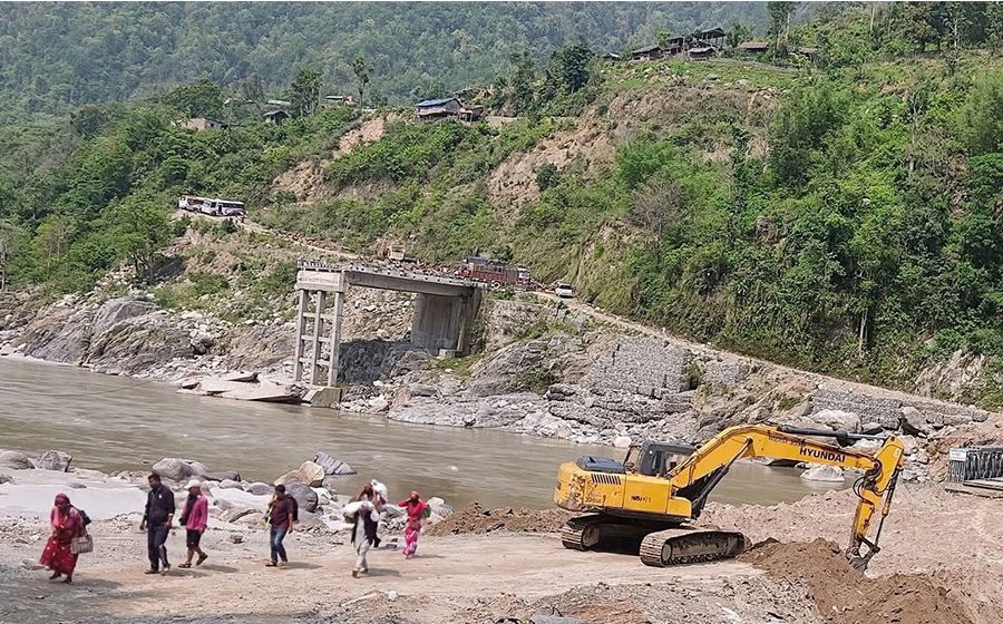 सुनकोशीको बेलिब्रिज झिकिएपछि समस्यामा स्थानीय