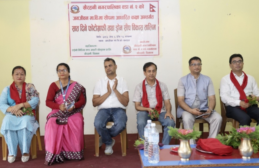 फोटोपत्रकार प्रदीपराज वन्तद्वारा चितवन  जनजीवन माविका विद्यार्थीलाई फोटोग्राफी  प्रशिक्षण