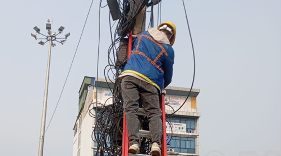 अव्यवस्थित तार हटाइँदै