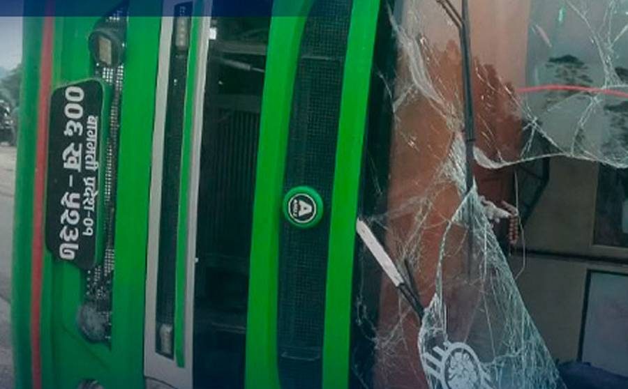 17 including driver injured in bus accident