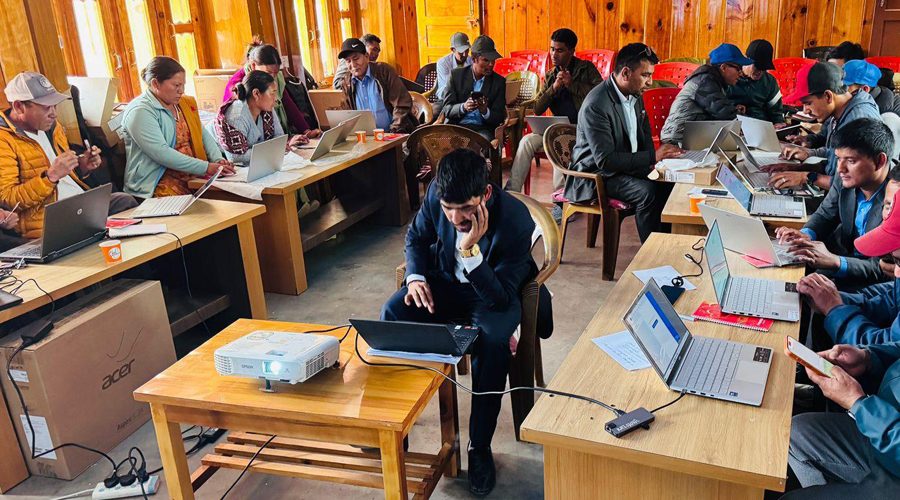 बीस विद्यालयलाई ल्यापटप वितरण