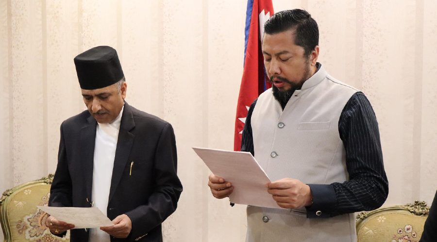 ऊर्जामन्त्रीसमक्ष विद्युत् नियमन आयोगका नवनियुक्त पदाधिकारीको शपथ