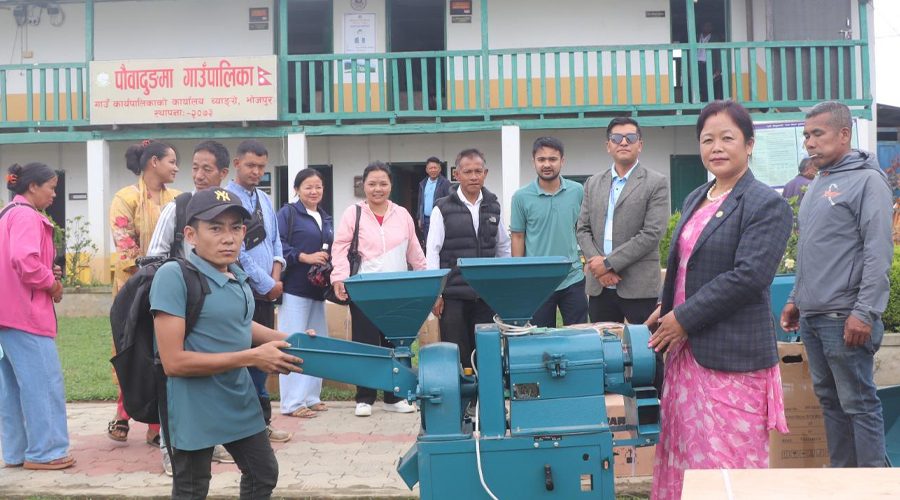 अपाङ्गता भएका व्यक्तिलाई आयआर्जनमूलक सामग्री वितरण