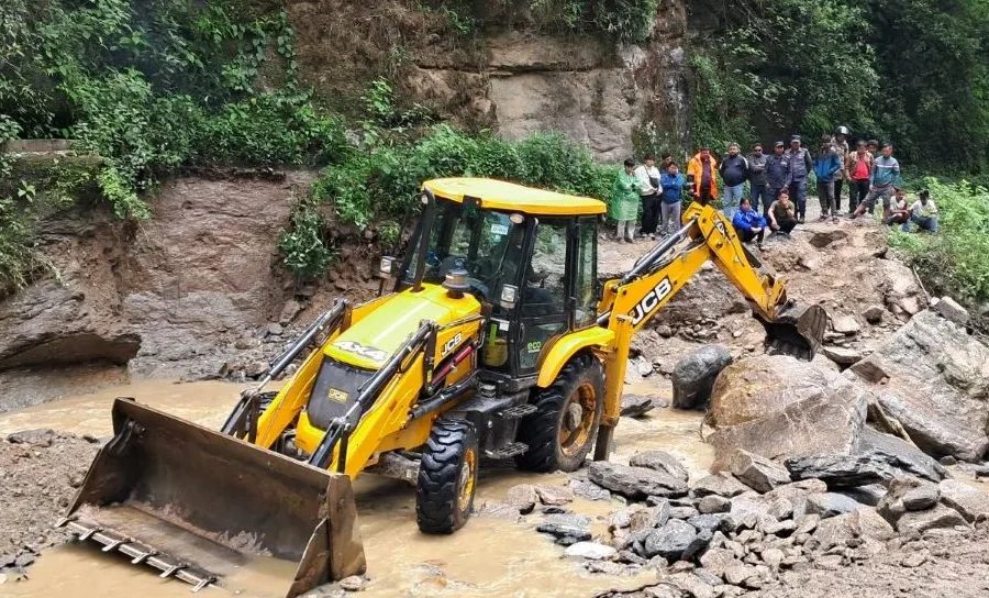 पहिरो र बाढीका कारण देशका विभिन्न राजमार्ग अवरुद्ध
