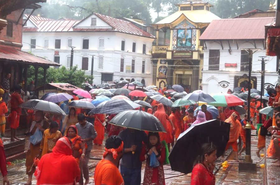 पशुपतिनाथमा दर्शनार्थीको ओइरो