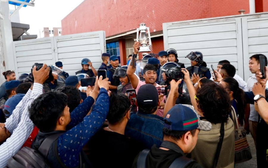 किशोर श्रेष्ठको गिरफ्तारीको विरोधमा पत्रकारहरूको धर्ना