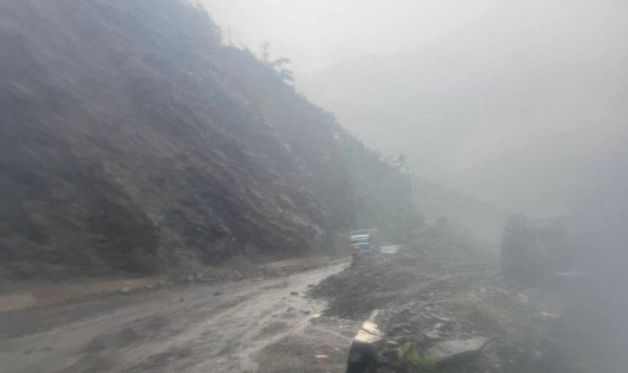 नारायणगढ–मुग्लिन सडकको नाम्सी पुलमा पहिरो,  यातायात सेवा प्रभावित