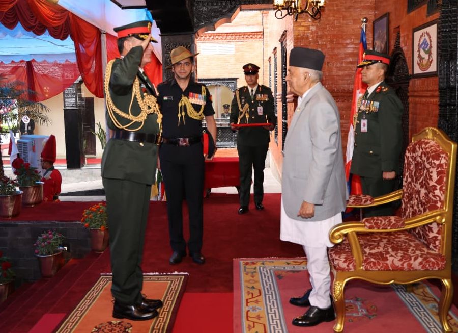 प्रधानमन्त्री शाह र भारतीय सेना अध्यक्ष बिच शिष्टचार भेटबार्ता हुदैँ