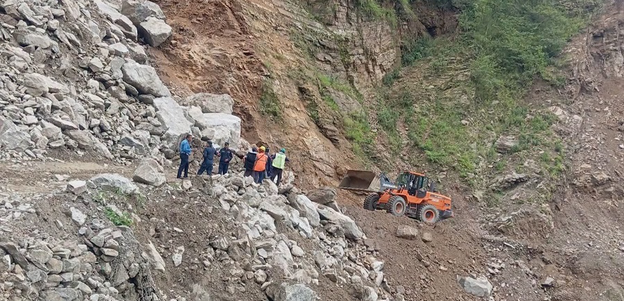 गगने खोलामा पहिरो, १९ घण्टादेखि कर्णाली राजमार्ग अवरुद्ध