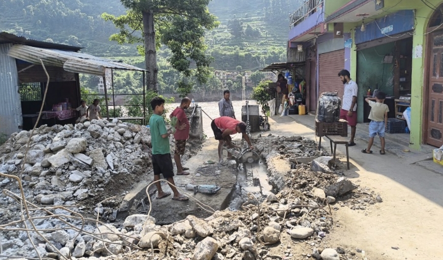 बाढीले क्षतिग्रस्त झोलुङ्गे पुलको मर्मत तीव्र, १२ पुल असोज २० सम्म सञ्चालनमा ल्याइने