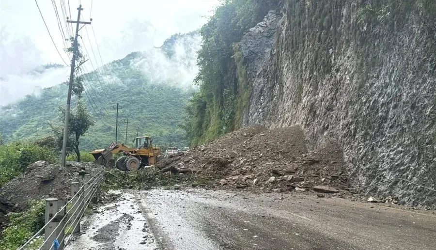 अविरल वर्षा रोकिएसँगै राजमार्गहरू खुलाउने प्रयास तीव्र, काठमाडौं जोड्ने मुख्य सडक दिउँसोसम्म खुल्ने लक्ष्य