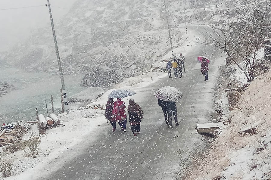 देशका हिमाली र पहाडी भूभागमा आज हल्का वर्षा र हिमपातको सम्भावना