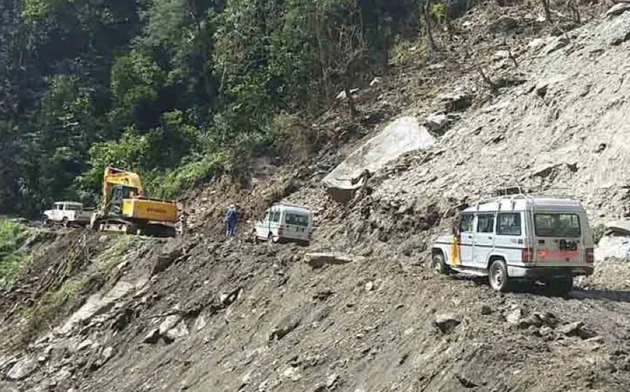 बाढी र पहिरोका कारण तीन प्रदेशका मुख्य राजमार्ग अवरुद्ध, ठाउँ-ठाउँमा एकतर्फी र समयगत प्रतिबन्ध