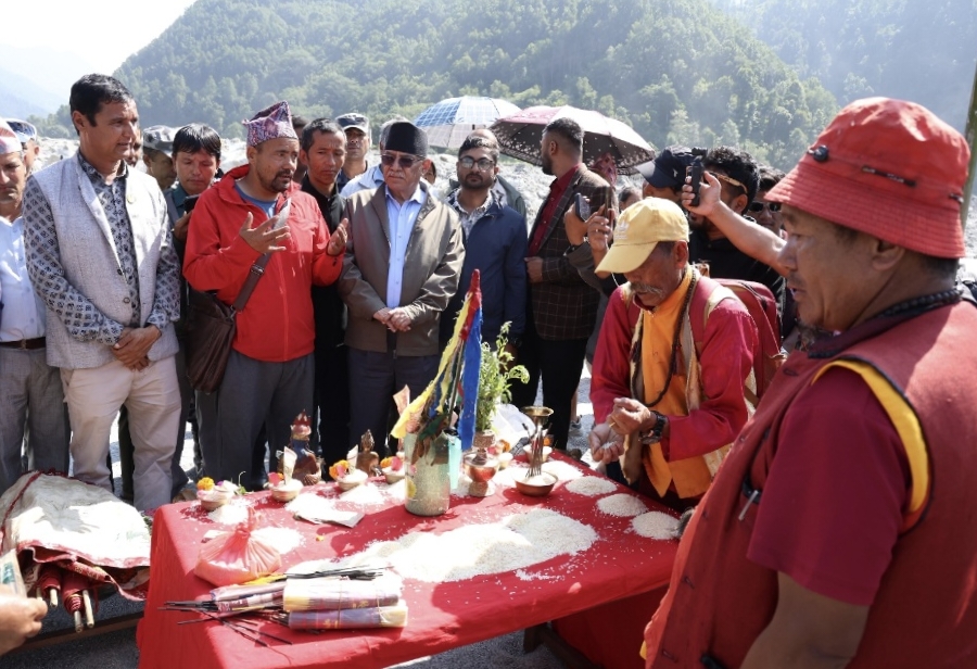प्रचण्ड रसुवा–भोटेकोशी बाढीका मृतकको घेवामा सहभागी