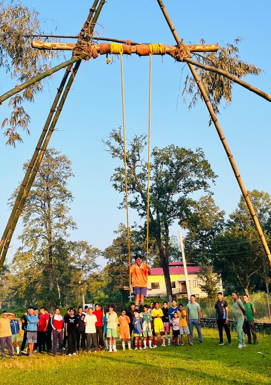 दशैंको रौनक बढाउन चन्द्रपुरमा नेपाली सेनाले बनाइदियो पिङ